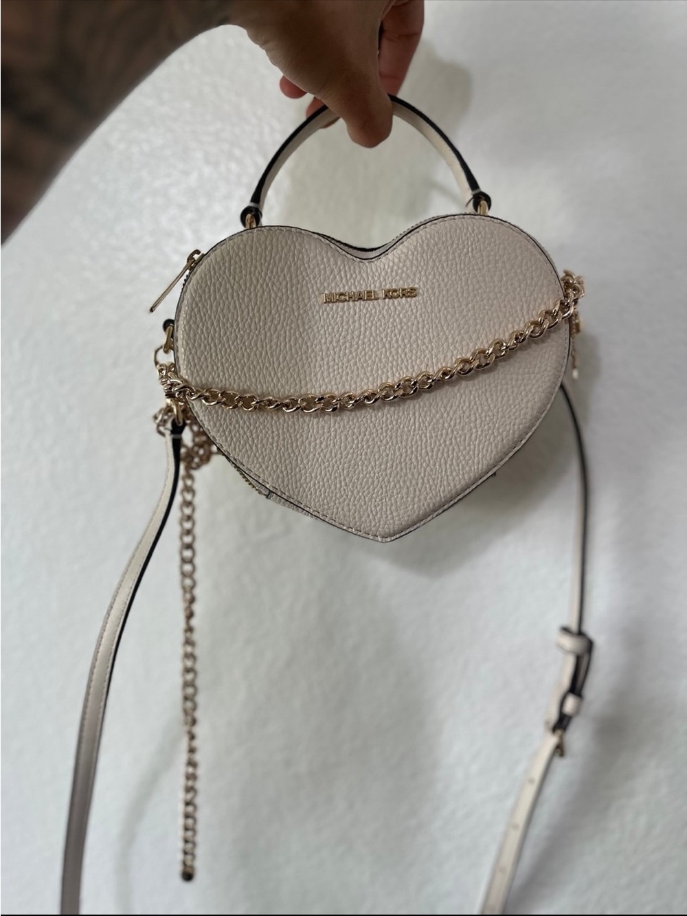 Michael Kors Heart Crossbody Bag in Light Cream with Gold Chain - Picture 2 of 8